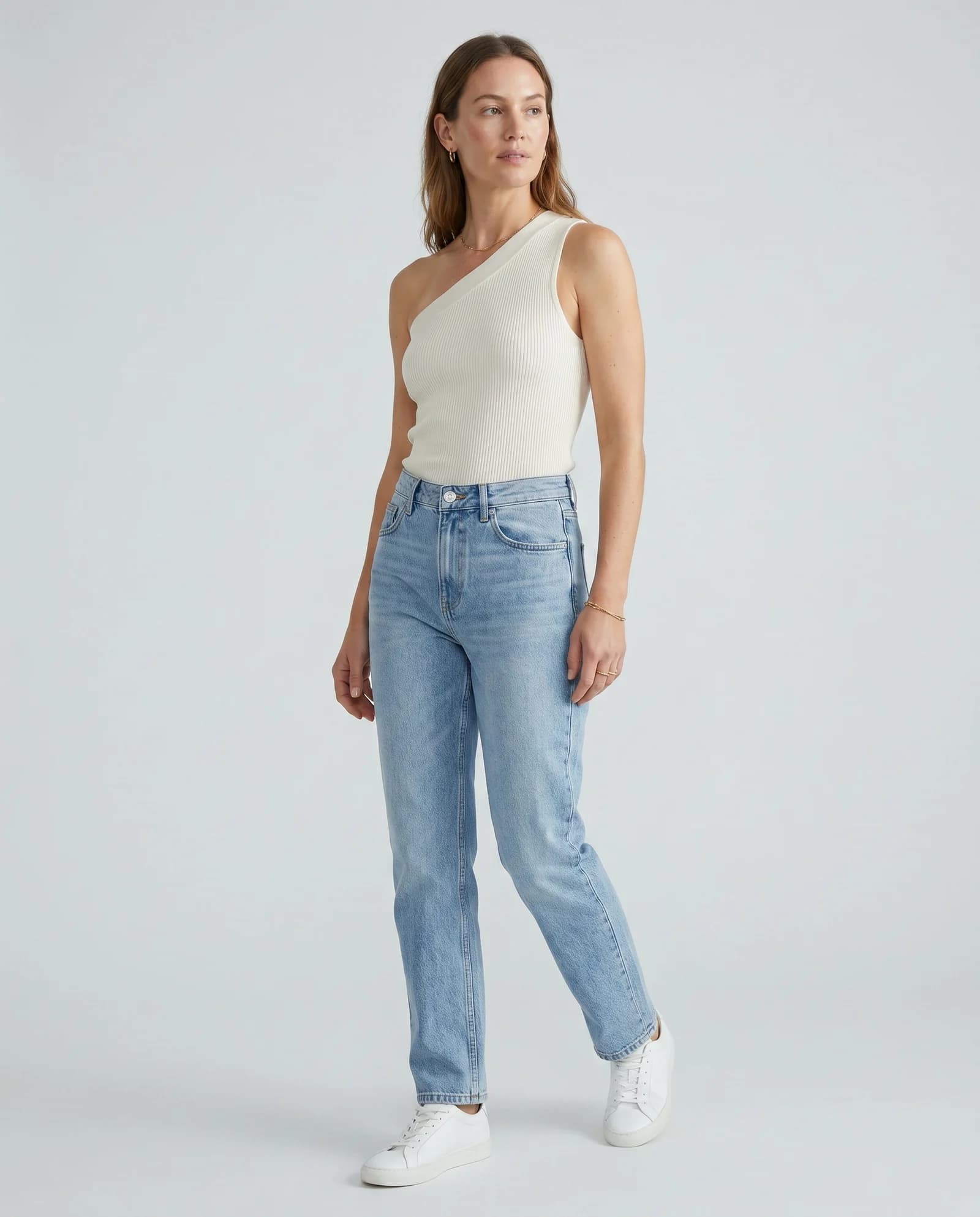 Photoshoot with an ivory top and jeans